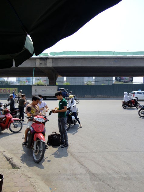 Phóng viên báo Giáo dục Việt Nam ghi nhận những hình ảnh sinh viên ào ào đổ về quê "trốn nắng" tại các bến xe bus, xe khách ở Hà Nội